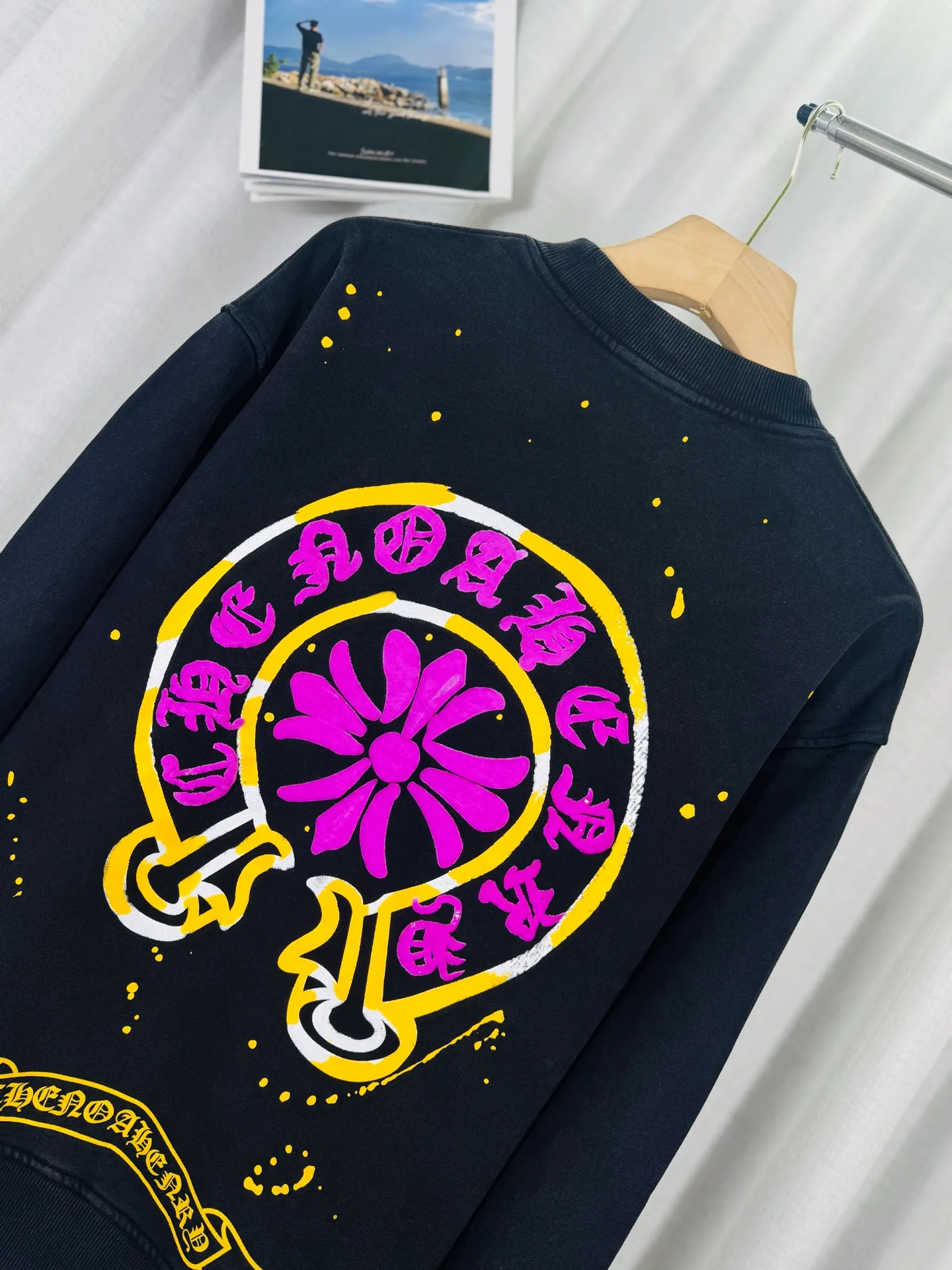 P270 top version, real shot without P, ​​different from market currency) 𝗖𝗵𝗿𝗼𝗺𝗲 𝗛𝗲𝗮𝗿𝘁𝘀/Croxin 2025 3D three-dimensional autumn and winter new original single counter American laser burnt 3D offset printing couple casual sweatshirt 👑The highest version! Customized fabric 430g tripe terry fabric! American pickling and distressing, fried snowflakes, 3D offset printing, best-selling model at the counter, very comfortable to wear. Accessories: original molded and authenticated collar label➕100% silk wash water label. Genuine purchase-grade original hangtag➕matching hanging rope➕3D hanging beads➕original packaging bag. Craftsmanship: The original version has consistent wiring! The highest version of the armhole matching technique! Color: Gray Black Size: S M L XL Style No.: 9317